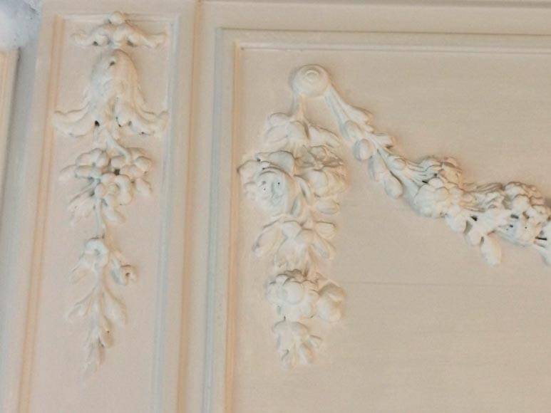Petit trumeau de style Louis XVI en bois et stuc peint à la guirlande de fleurs-3