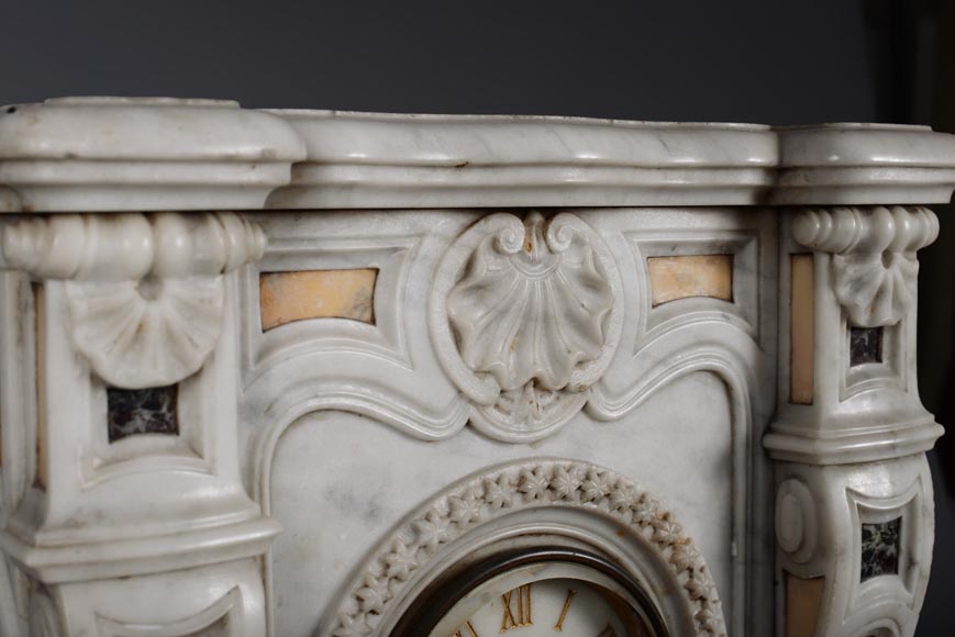 Garniture de cheminée en marbre de Carrare prenant la forme d'une cheminée-3