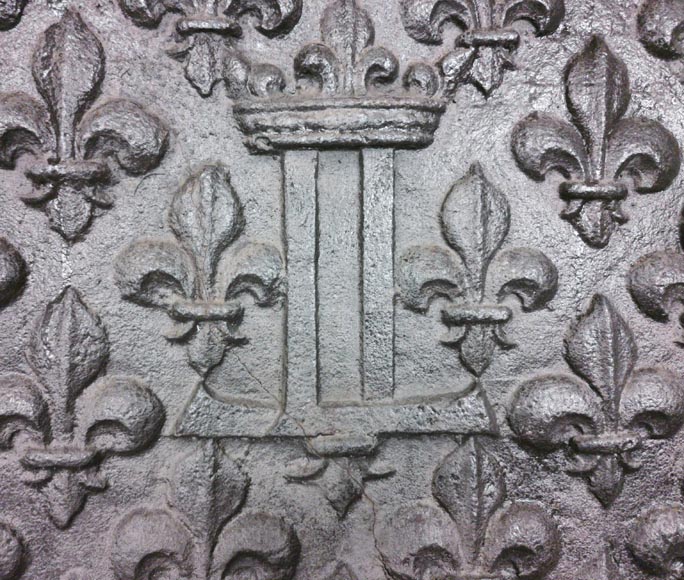 Belle plaque de cheminée aux fleurs de lys et chiffre de Louis XIII-2