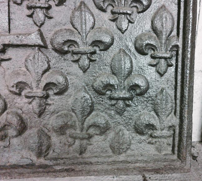 Belle plaque de cheminée aux fleurs de lys et chiffre de Louis XIII-3