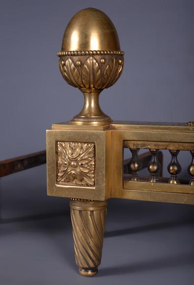 BOUHON: Paire de chenets de style Louis XVI en bronze doré aux pommes de pin stylisées-5