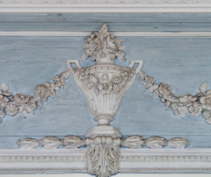 Trumeau de style Louis XVI au vase et guirlandes de fleurs-2