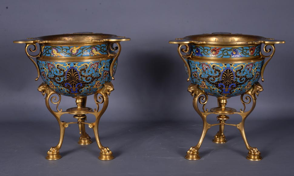 Louis - Constant SEVIN et Ferdinand BARBEDIENNE - Belle paire de vases d'ornement en bronze et émail cloisonné, vers 1862-1