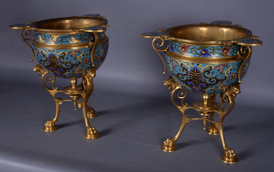 Louis - Constant SEVIN et Ferdinand BARBEDIENNE - Belle paire de vases d'ornement en bronze et émail cloisonné, vers 1862-2