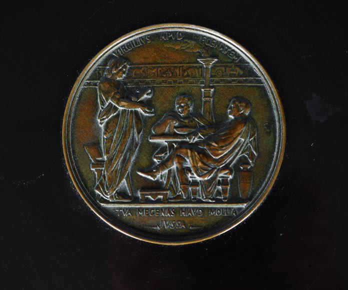 Petit guéridon de style Néo-classique en bronze patiné et marbre noir fin de Belgique au décor de sphinge et lézard-3