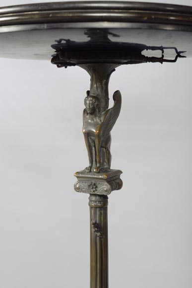 Petit guéridon de style Néo-classique en bronze patiné et marbre noir fin de Belgique au décor de sphinge et lézard-4