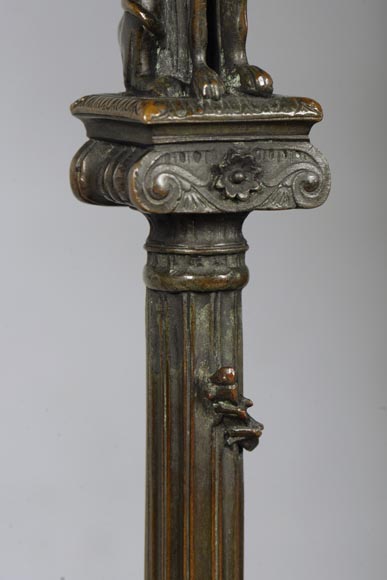 Petit guéridon de style Néo-classique en bronze patiné et marbre noir fin de Belgique au décor de sphinge et lézard-6