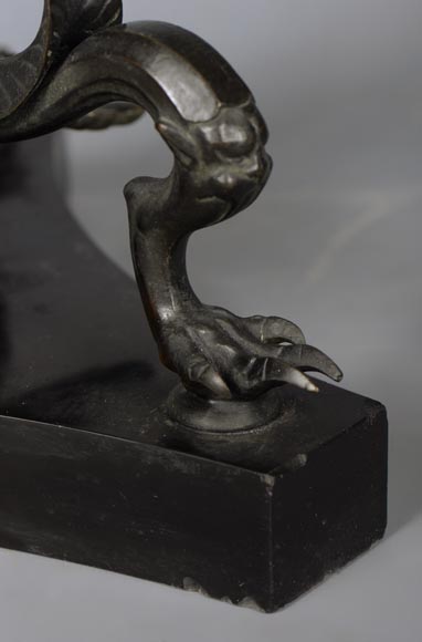Petit guéridon de style Néo-classique en bronze patiné et marbre noir fin de Belgique au décor de sphinge et lézard-9
