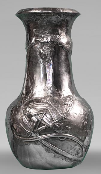 Henri HUSSON, Adrien HÉBRARD, Remarquable vase en argent massif à décor de sauterelle et feuilles de vignes, vers 1908-0