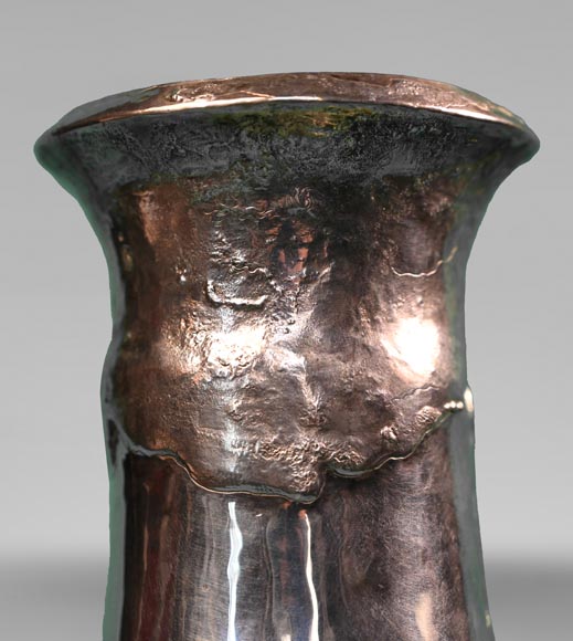 Henri HUSSON, Adrien HÉBRARD, Remarquable vase en argent massif à décor de sauterelle et feuilles de vignes, vers 1908-1