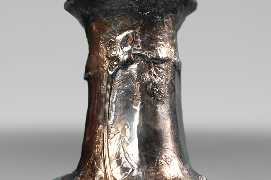 Henri HUSSON, Adrien HÉBRARD, Remarquable vase en argent massif à décor de sauterelle et feuilles de vignes, vers 1908-2