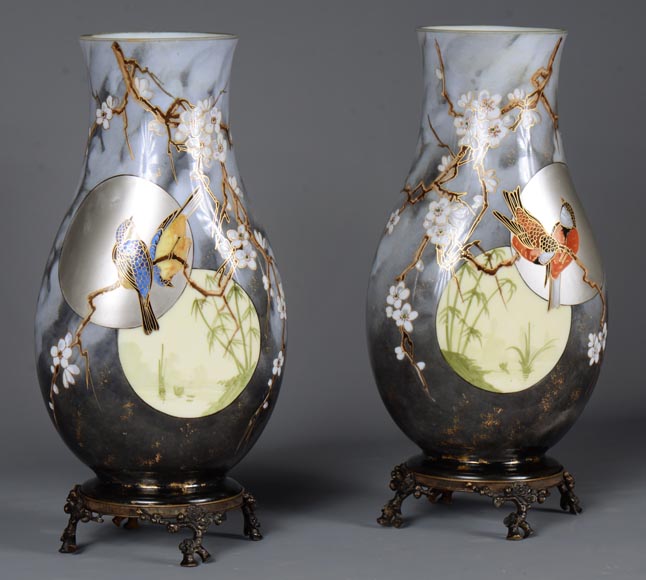 BACCARAT - Paire de vases japonisant en verre opalescent montés en bronze-1