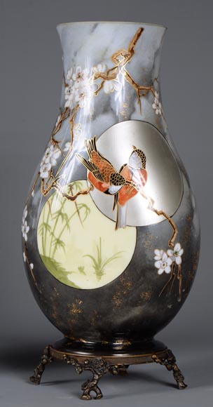 BACCARAT - Paire de vases japonisant en verre opalescent montés en bronze-2