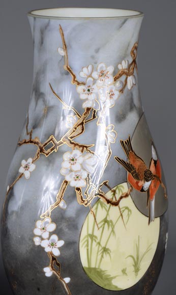 BACCARAT - Paire de vases japonisant en verre opalescent montés en bronze-3