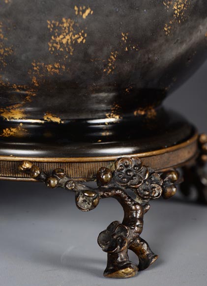 BACCARAT - Paire de vases japonisant en verre opalescent montés en bronze-7