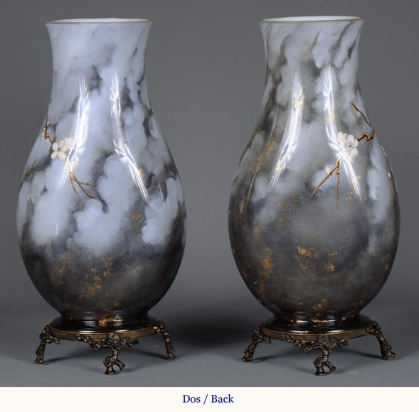 BACCARAT - Paire de vases japonisant en verre opalescent montés en bronze-8