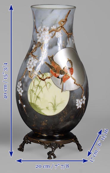 BACCARAT - Paire de vases japonisant en verre opalescent montés en bronze-10