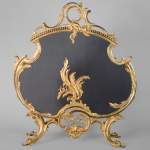 Pare-étincelle de style Louis XV en bronze doré au décor végétal