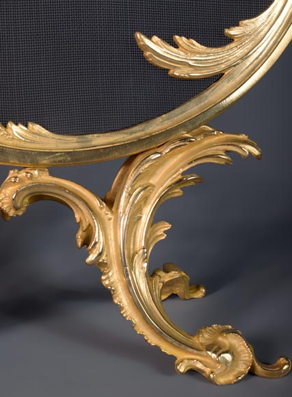 Pare-étincelle de style Louis XV en bronze doré au décor végétal-7