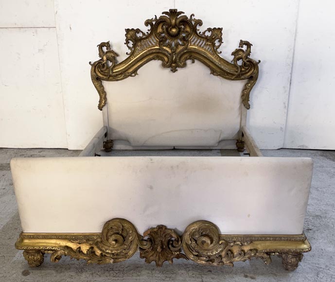 Lit en bois doré et sculpté au très riche décor Rocaille et aux dragons provenant de l'appartement de Marlène Dietrich-1