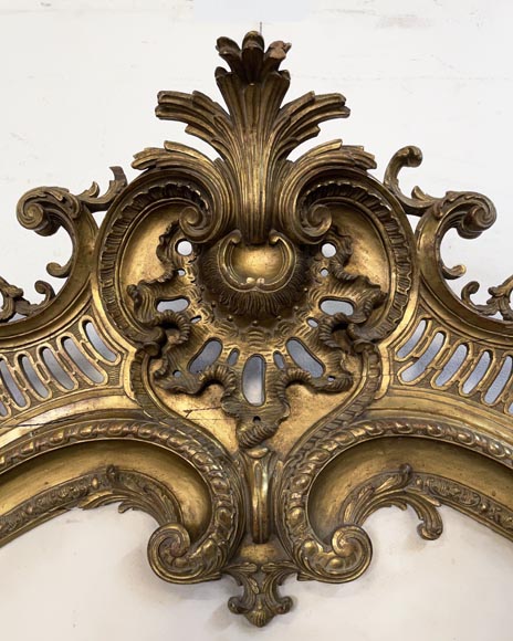Lit en bois doré et sculpté au très riche décor Rocaille et aux dragons provenant de l'appartement de Marlène Dietrich-4