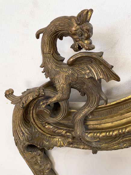 Lit en bois doré et sculpté au très riche décor Rocaille et aux dragons provenant de l'appartement de Marlène Dietrich-6