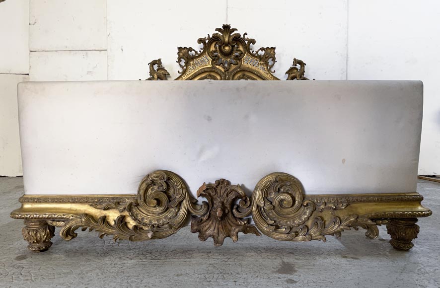 Lit en bois doré et sculpté au très riche décor Rocaille et aux dragons provenant de l'appartement de Marlène Dietrich-8