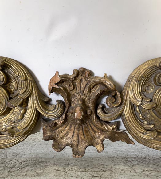 Lit en bois doré et sculpté au très riche décor Rocaille et aux dragons provenant de l'appartement de Marlène Dietrich-9