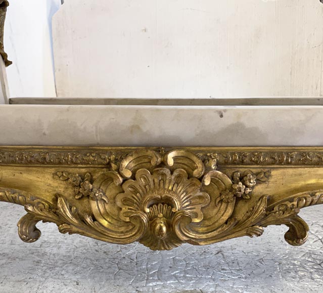 Lit en bois doré et sculpté au très riche décor Rocaille et aux dragons provenant de l'appartement de Marlène Dietrich-11