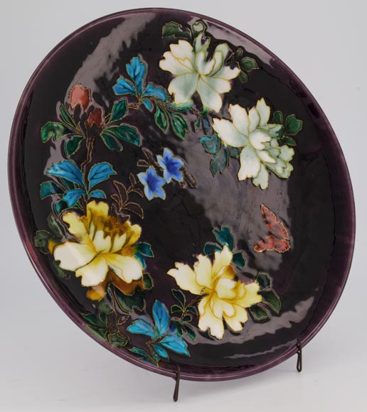 Théodore Deck - Plat circulaire à décor de fleurs et papillon sur fond aubergine-2