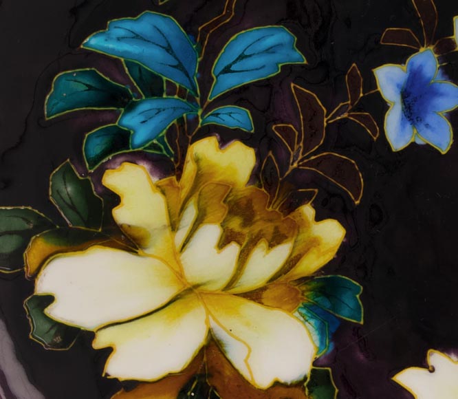 Théodore Deck - Plat circulaire à décor de fleurs et papillon sur fond aubergine-4