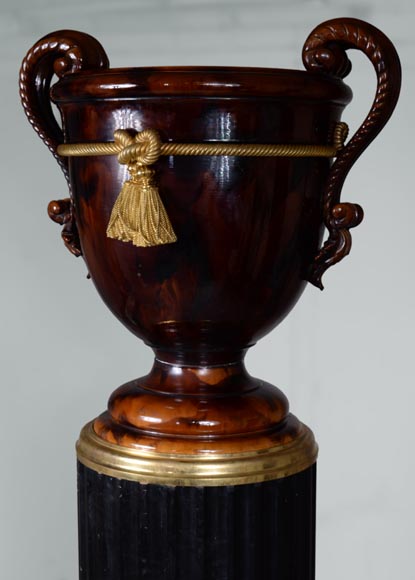 Vase monumental de style Napoléon III en céramique, en bronze et bois noirci-1
