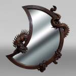 Gabriel VIARDOT (attribué à), Grand miroir japonisant en forme de croissant de lune orné d’un dragon, seconde moitié du XIXe siècle