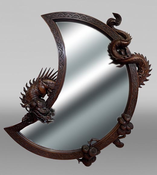 Gabriel VIARDOT (attribué à), Grand miroir japonisant en forme de croissant de lune orné d’un dragon, seconde moitié du XIXe siècle-0