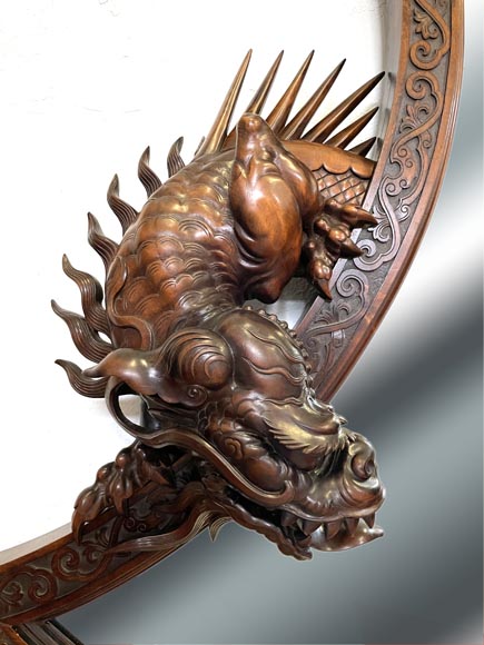 Gabriel VIARDOT (attribué à), Grand miroir japonisant en forme de croissant de lune orné d’un dragon, seconde moitié du XIXe siècle-1