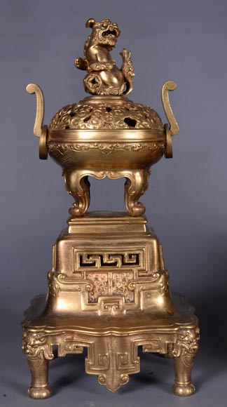 Raingo Frères, Garniture de cheminée Japonisante en bronze doré aux chiens de fô et éléphants, vers 1880-2