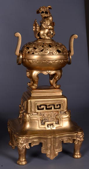 Raingo Frères, Garniture de cheminée Japonisante en bronze doré aux chiens de fô et éléphants, vers 1880-3