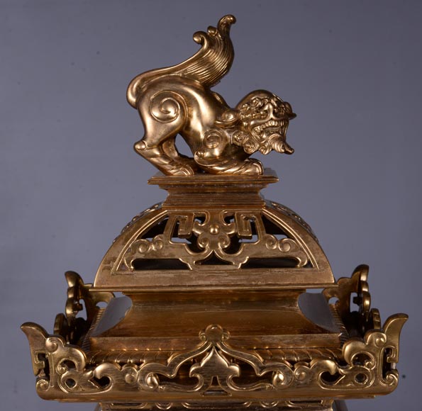 Raingo Frères, Garniture de cheminée Japonisante en bronze doré aux chiens de fô et éléphants, vers 1880-4