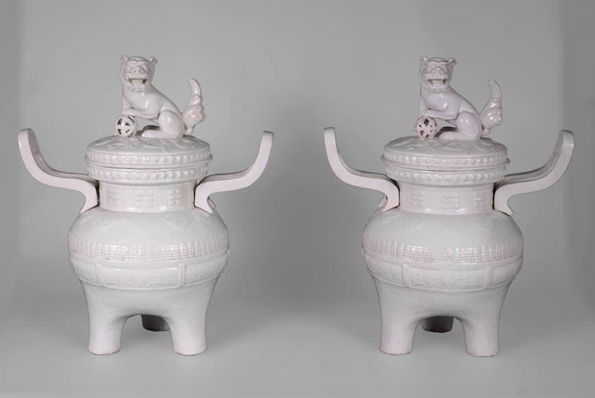 Gallé pour l'Escalier de Cristal, Paire de pots couverts ornés d'un chien de Fô sur le couvercle reprenant la forme traditionnelle d'un  brûle-parfum chinois, vers 1870-0