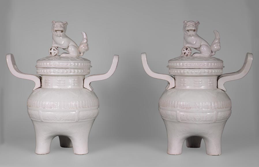 Gallé pour l'Escalier de Cristal, Paire de pots couverts ornés d'un chien de Fô sur le couvercle reprenant la forme traditionnelle d'un  brûle-parfum chinois, vers 1870-3