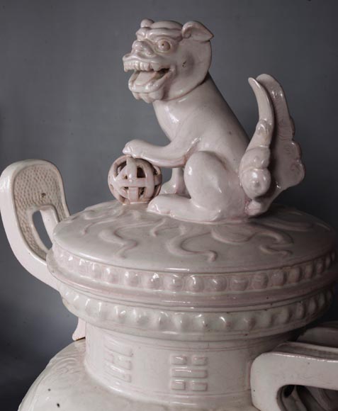 Gallé pour l'Escalier de Cristal, Paire de pots couverts ornés d'un chien de Fô sur le couvercle reprenant la forme traditionnelle d'un  brûle-parfum chinois, vers 1870-10