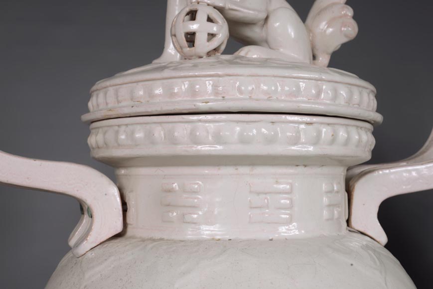 Gallé pour l'Escalier de Cristal, Paire de pots couverts ornés d'un chien de Fô sur le couvercle reprenant la forme traditionnelle d'un  brûle-parfum chinois, vers 1870-12