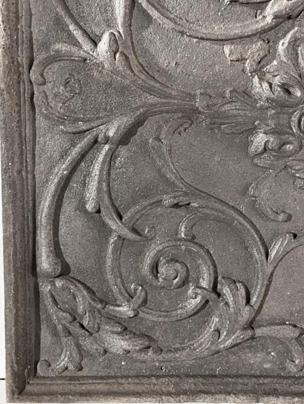 Plaque de cheminée au phénix, décorée d'enroulements-2