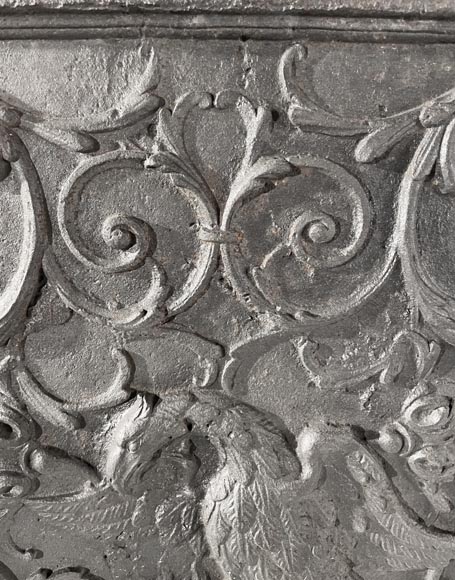 Plaque de cheminée au phénix, décorée d'enroulements-3