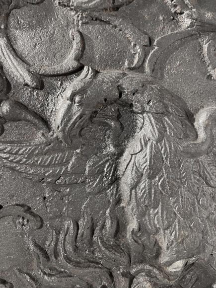 Plaque de cheminée au phénix, décorée d'enroulements-6