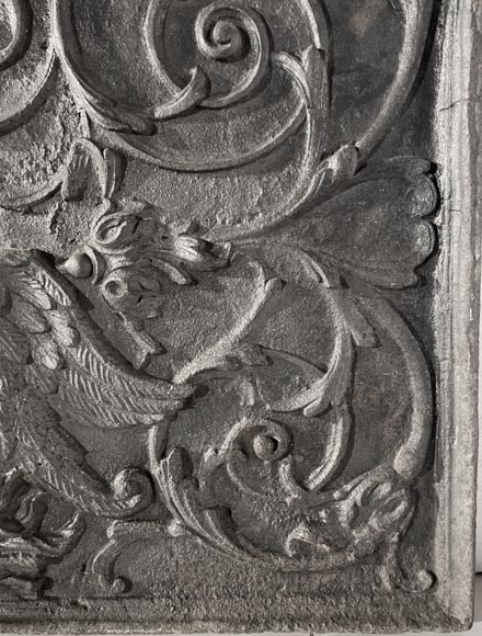 Plaque de cheminée au phénix, décorée d'enroulements-8