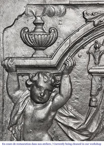 Plaque de cheminée du XVIIIe siècle à la salamandre et aux deux atlantes supportant un entablement aux vases à feu-2