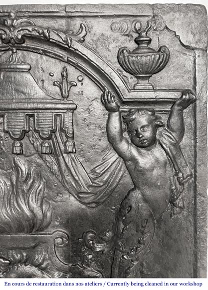 Plaque de cheminée du XVIIIe siècle à la salamandre et aux deux atlantes supportant un entablement aux vases à feu-8