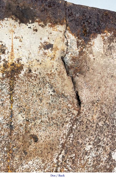 Plaque de cheminée du XVIIIe siècle à la salamandre et aux deux atlantes supportant un entablement aux vases à feu-12