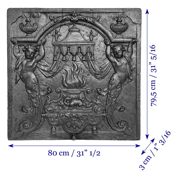 Plaque de cheminée du XVIIIe siècle à la salamandre et aux deux atlantes supportant un entablement aux vases à feu-13